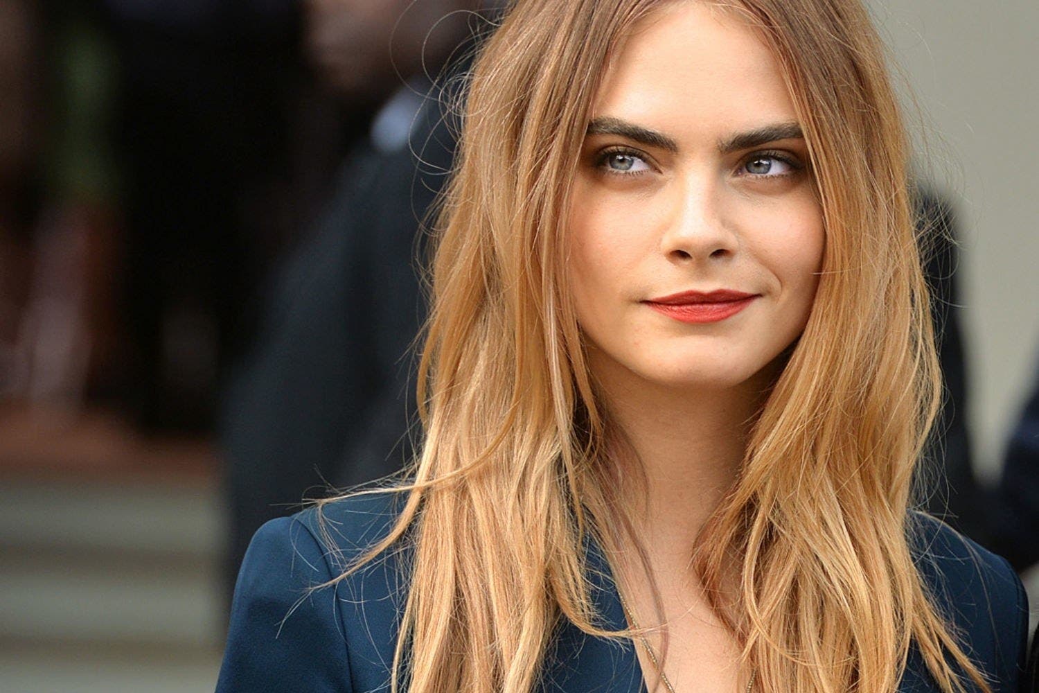 Cara Delevingne’in makyaj ve saç stilleri