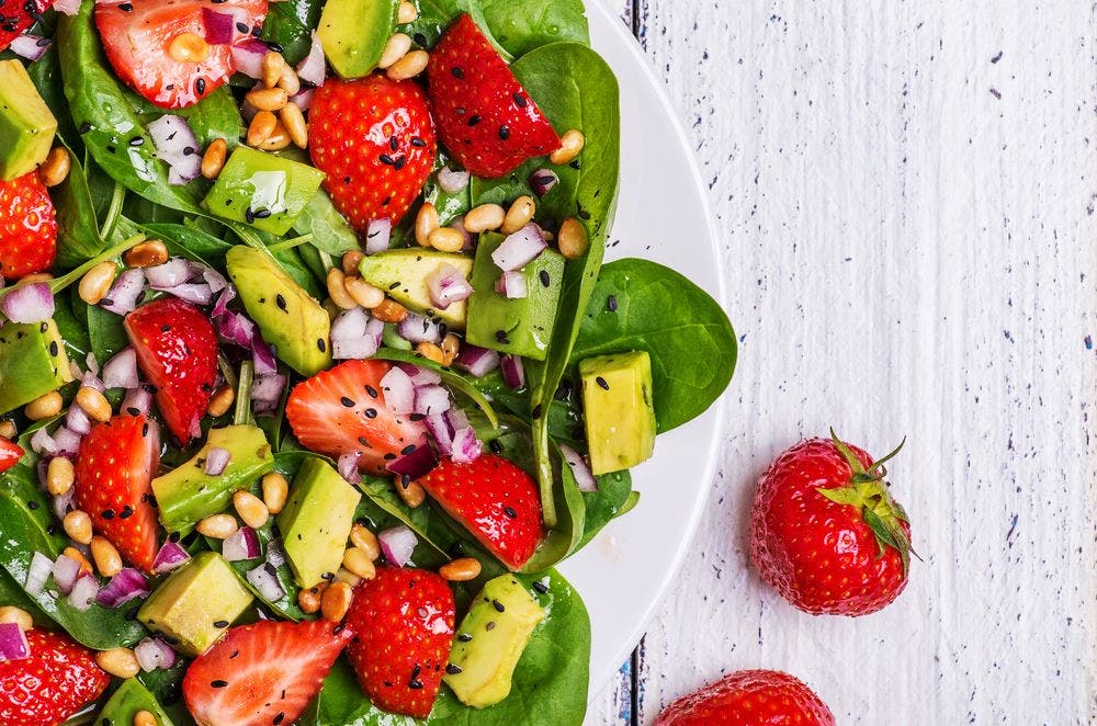 Haşhaş Tohumu Soslu Çilek, Avokado ve Ispanak Salatası