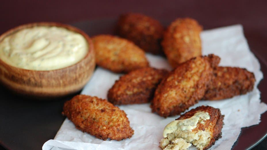 Sarımsak ve mayonez soslu kinoalı börek