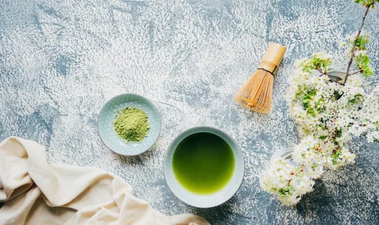 Cildiniz için besleyici vitaminlerle dolu matcha banyo bombası