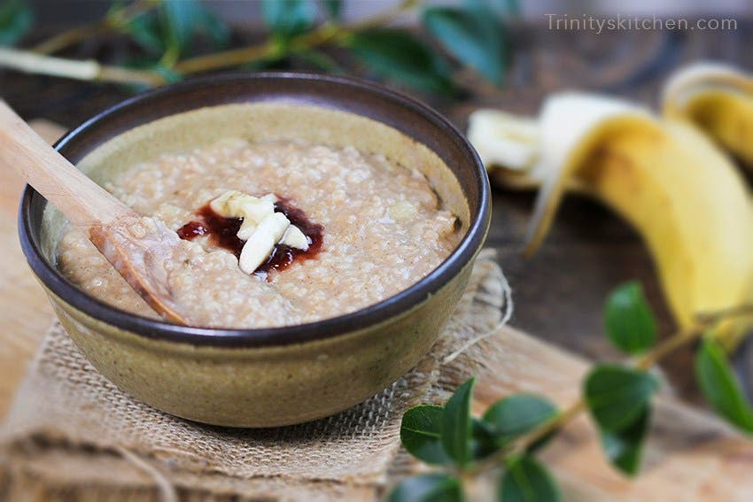 Kahvaltı için muz püresi ve glutensiz yulaf