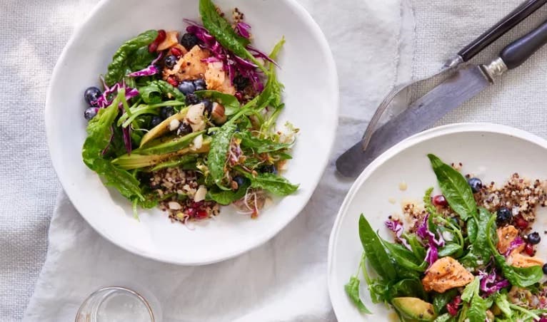 Yaşlanmayı geciktiren iki süper besinle hazırlanan süper salata